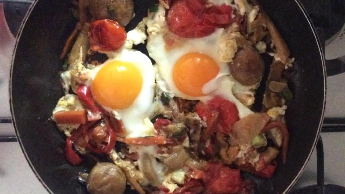 legume-trase-in-tigaie-si-oua-ochiuri_97195700