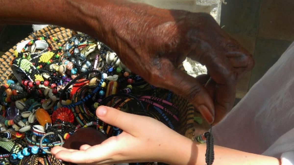 mana_alba_mana_neagra_mihali_fb_12491300