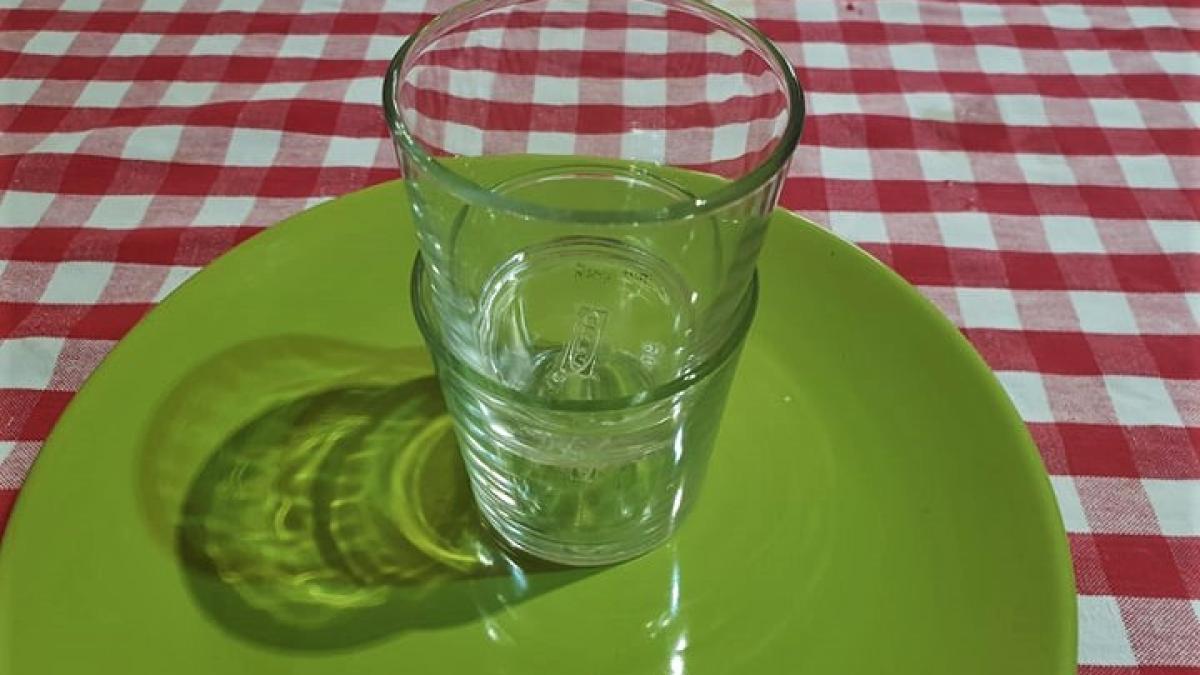 pahare-intepenite-unul-in-altul-separare-truc_33173000