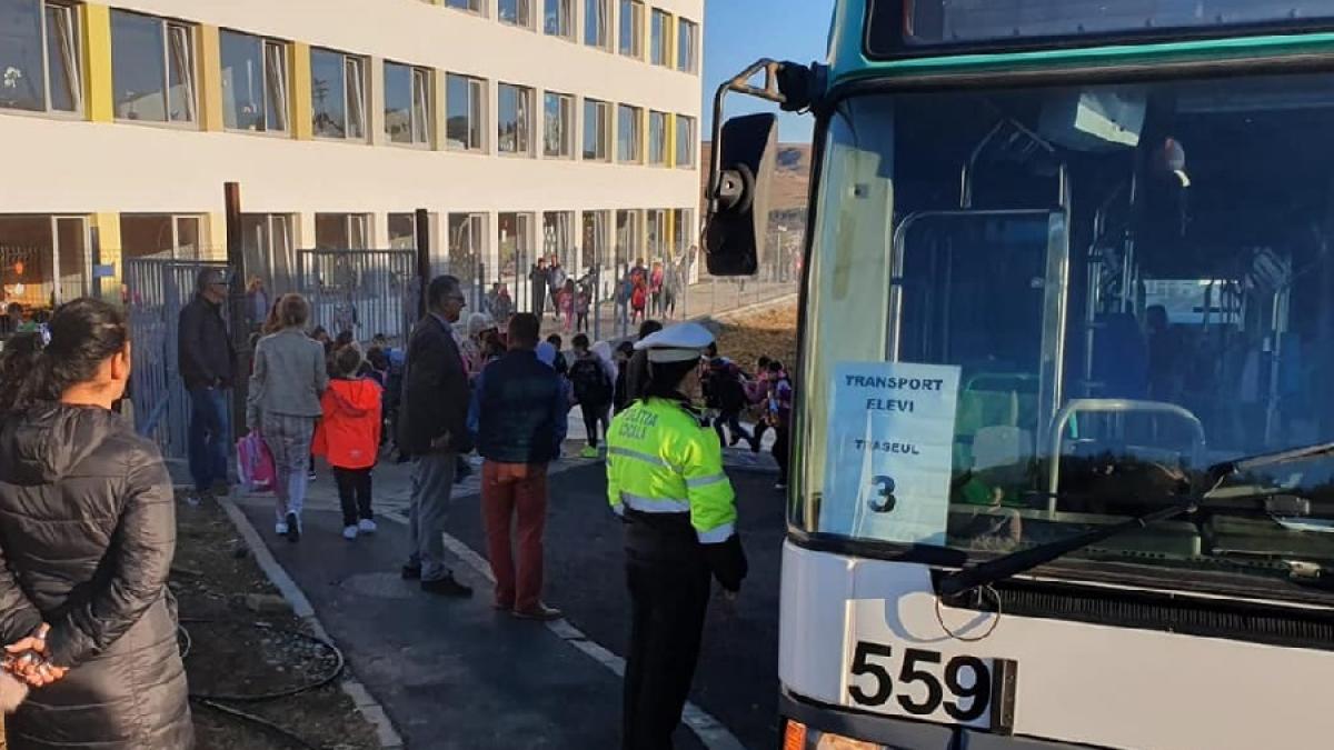 transport_elevi_fb_92226100