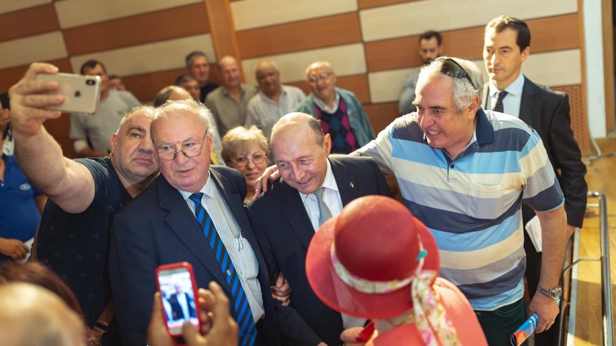 basescu_oameni_selfie_fb_64607100