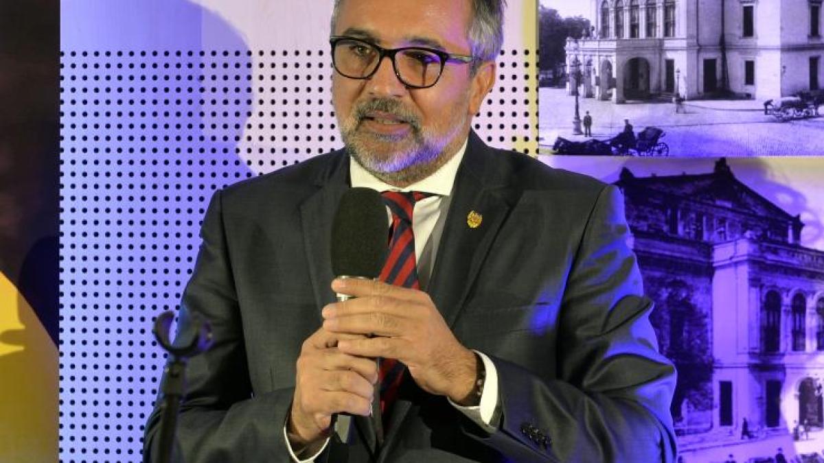 lucian_romascanu_flacara_cenaclu_38769900