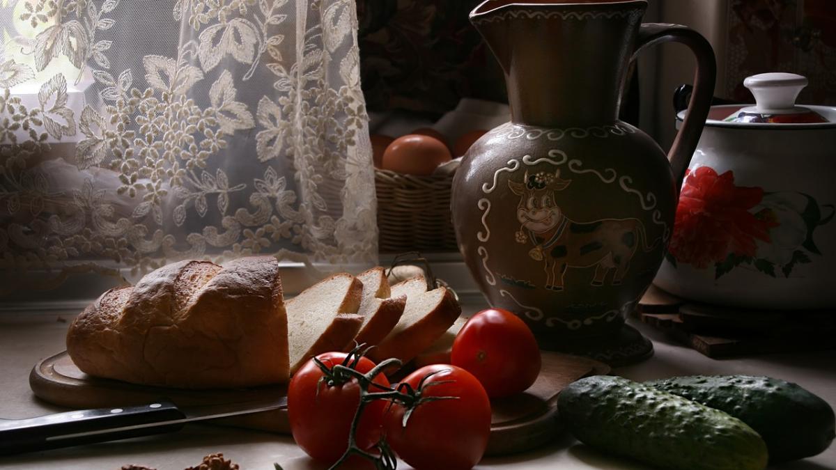 dieta-mancare-paine-rosii-castraveti_84643600