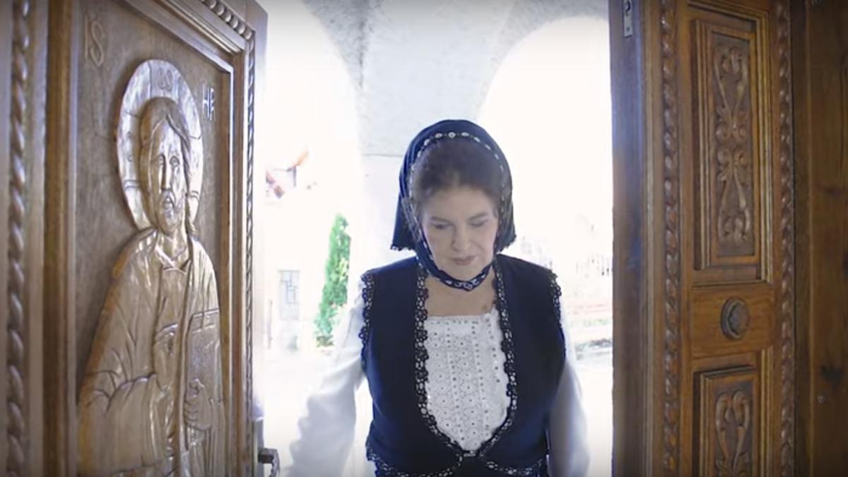 irina-loghin-videoclip-ruga-pentru-poporul-roman_26178600