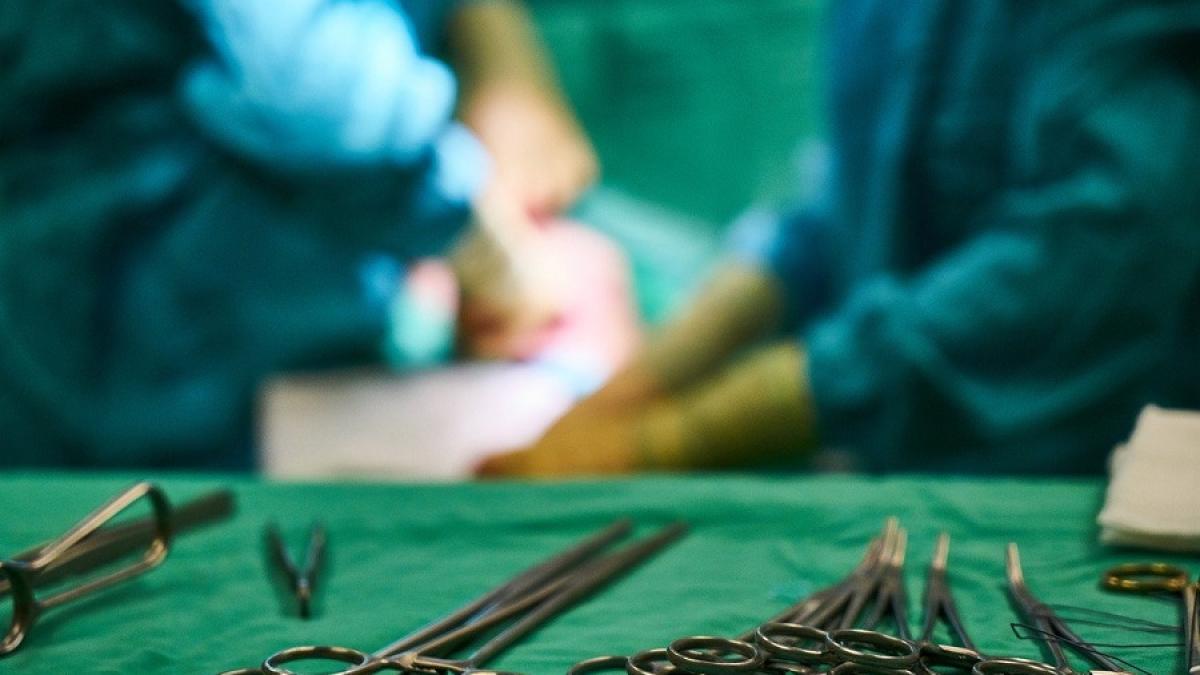 asistenta-operatie-spital-medici-pxb_88943100