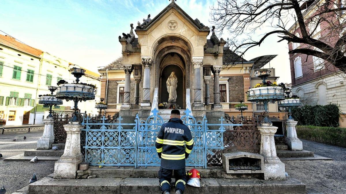 pompier-fecioara-maria-genunchi_34506000