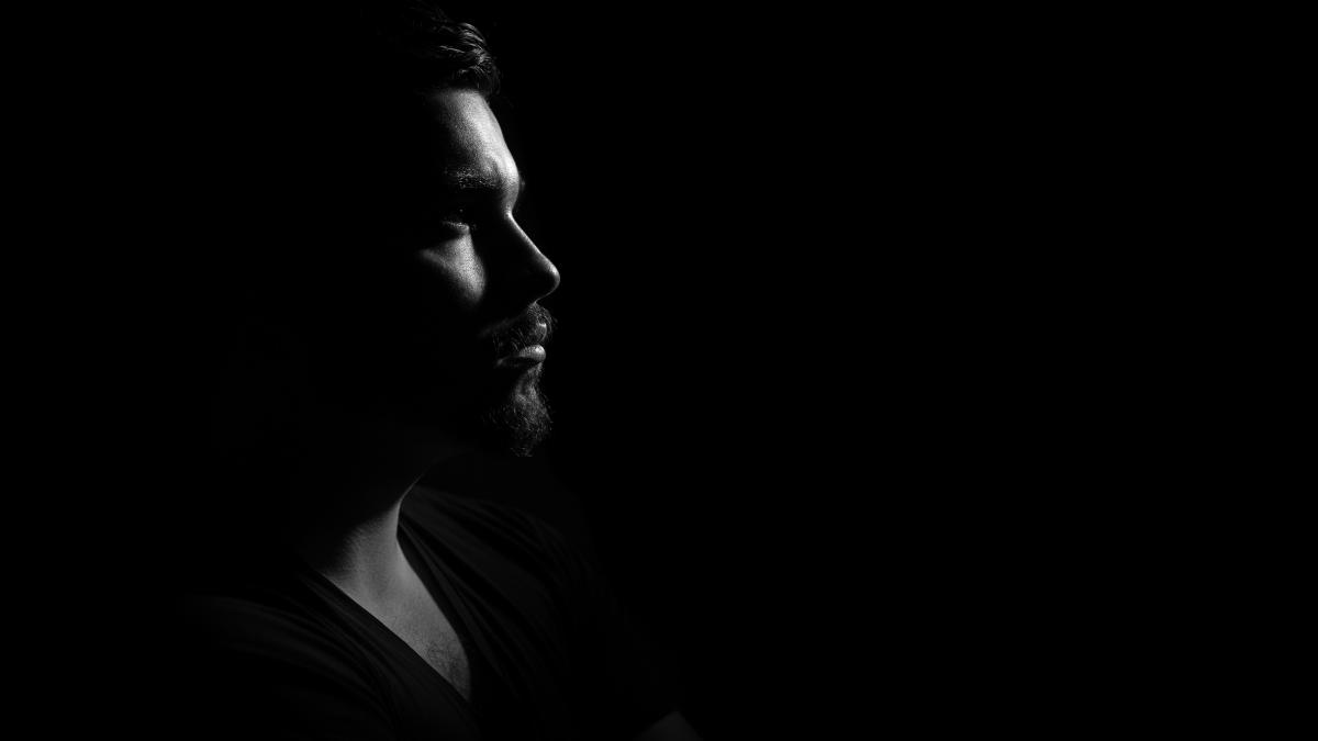 tanar-barbat-alb-negru_10471400