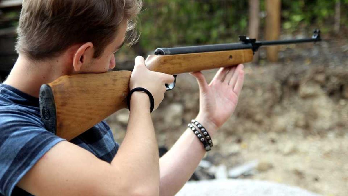 barbat_arma_pusca_vanatoare_11930500