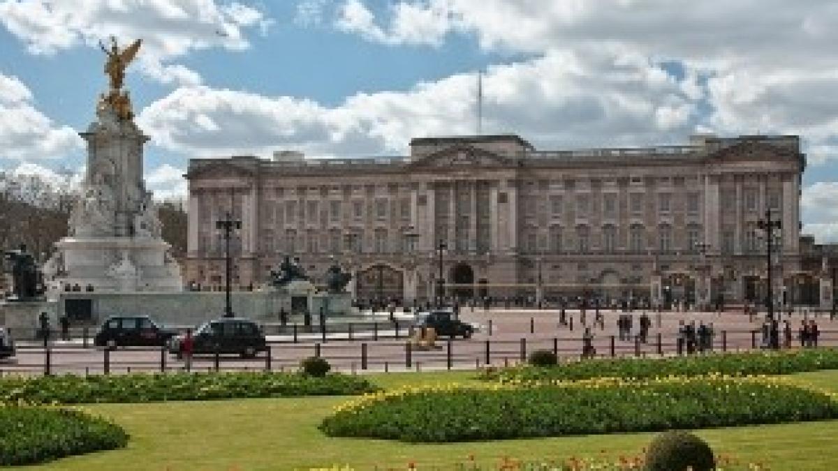 Buckingham_Palace_London_-_April_2009