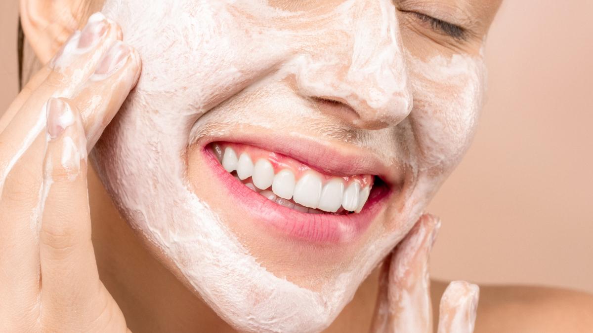 woman-with-soap-on-her-face-3762456_18074300