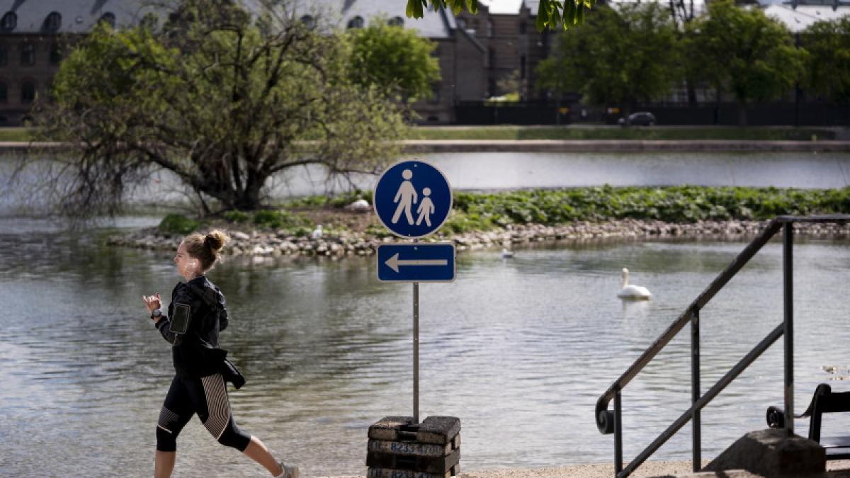 danemarca_copenhaga_jogging_femeie_44145700