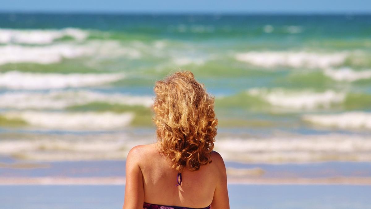 femeie-plaja_83204600