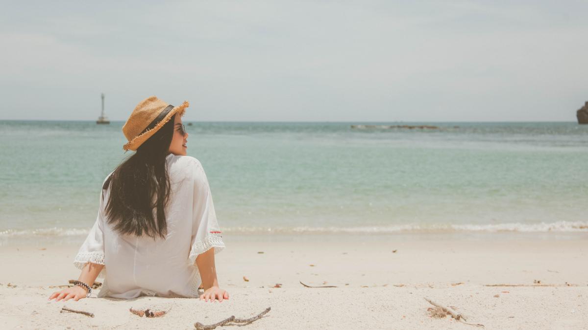 fata-pe-plaja_58464500