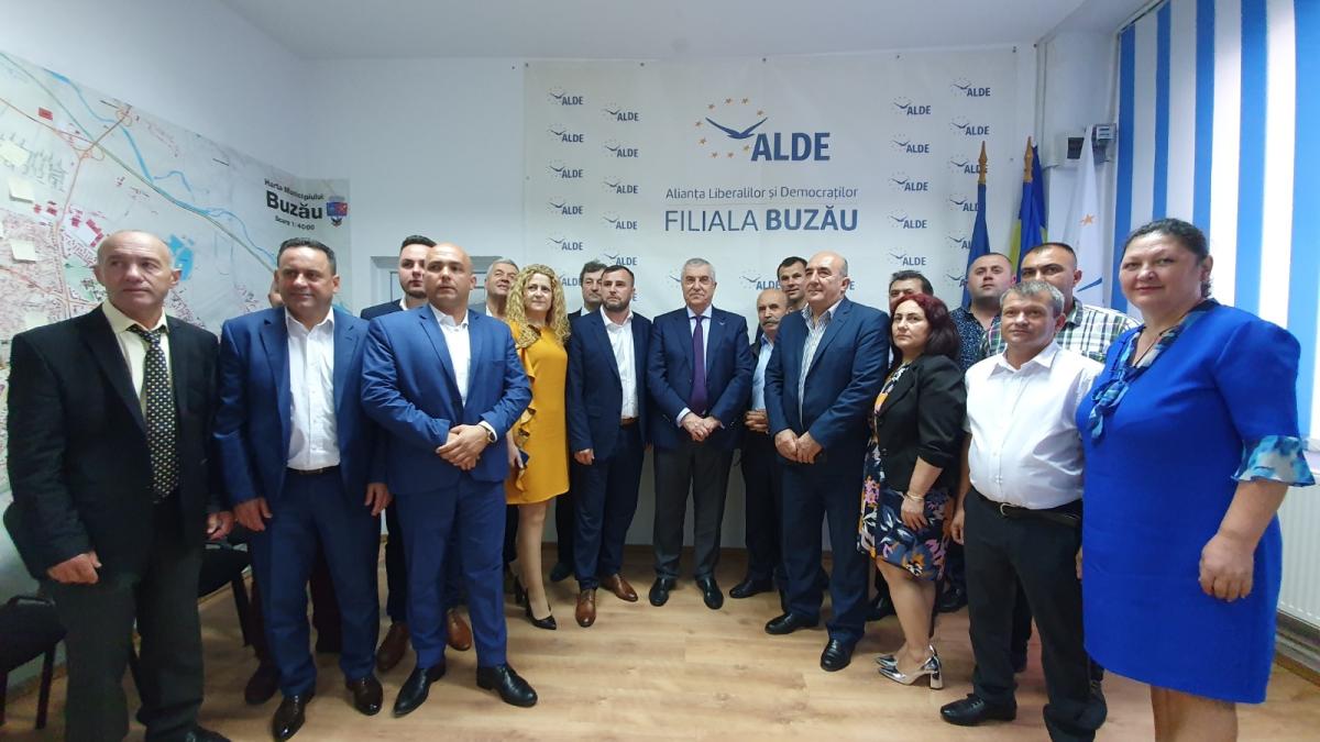 calin-popescu-tariceanu-si-candidatii-alde-buzau_33099700