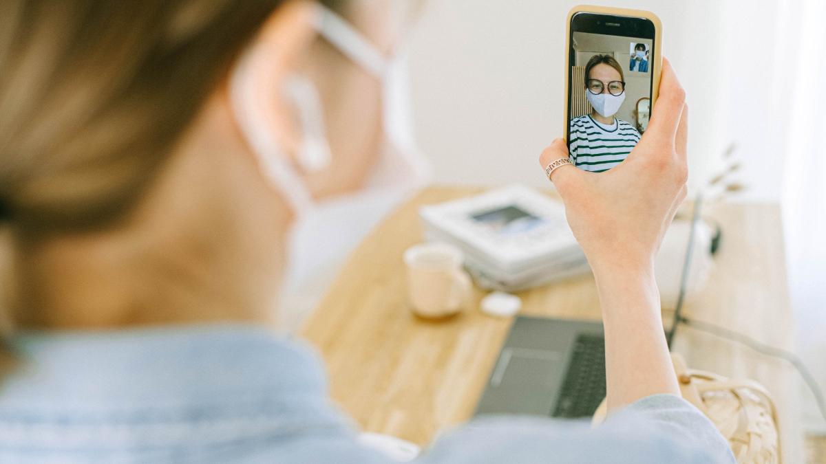 coronavirus-femeie-masca-telefon_29495500