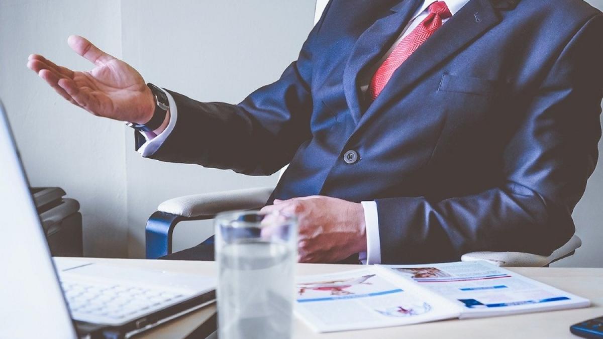 laptop-afacerist_barbat-angajat_66722400