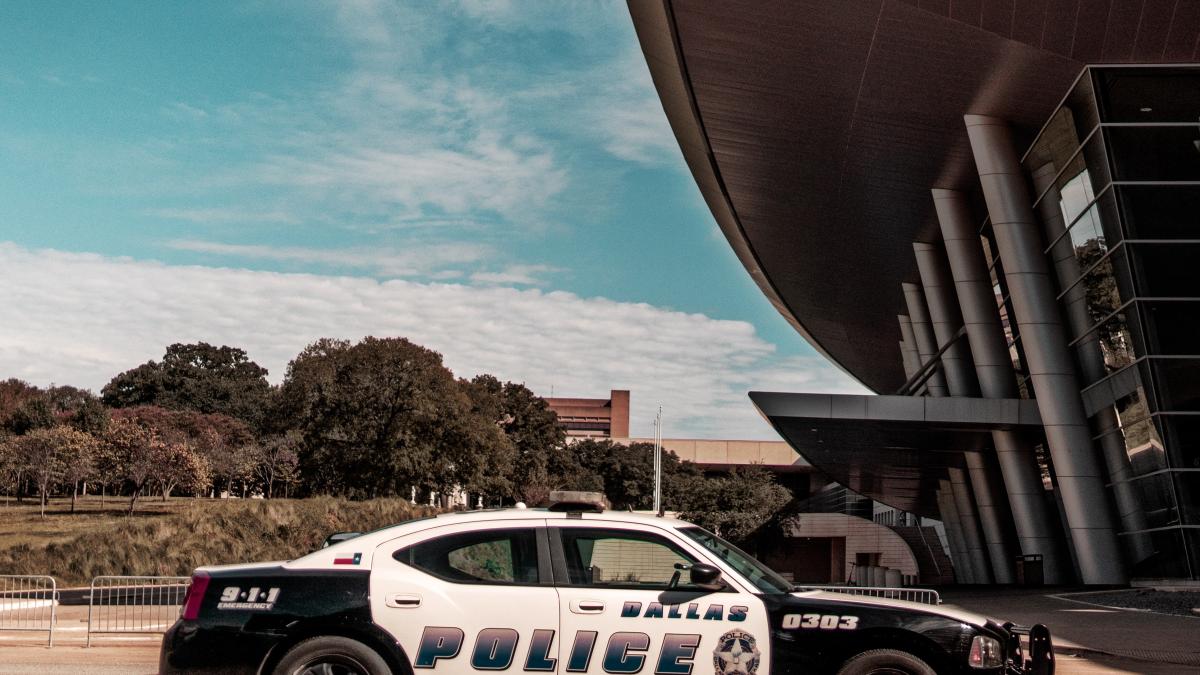 car-police-car-road-1682385_60383800