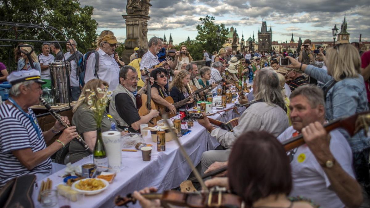 republica_ceha_masa_petrecere_08014500