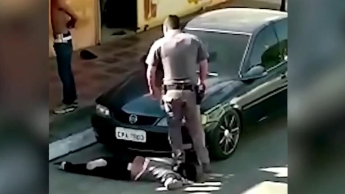 politist_picior_gat_brazilia_90836400