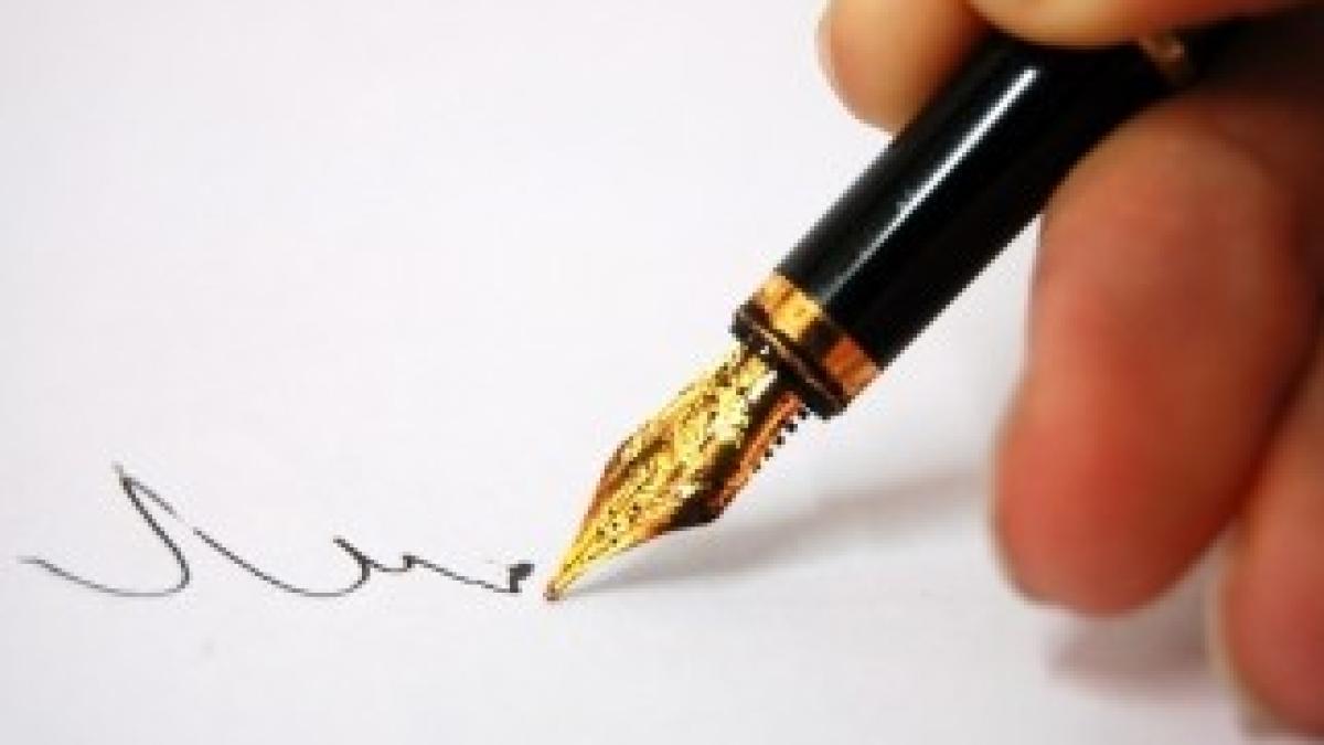 thoughtful-pen-writing-24581037-2560-1702