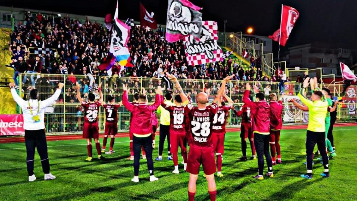 rapid_salut_tribuna_site_52153400