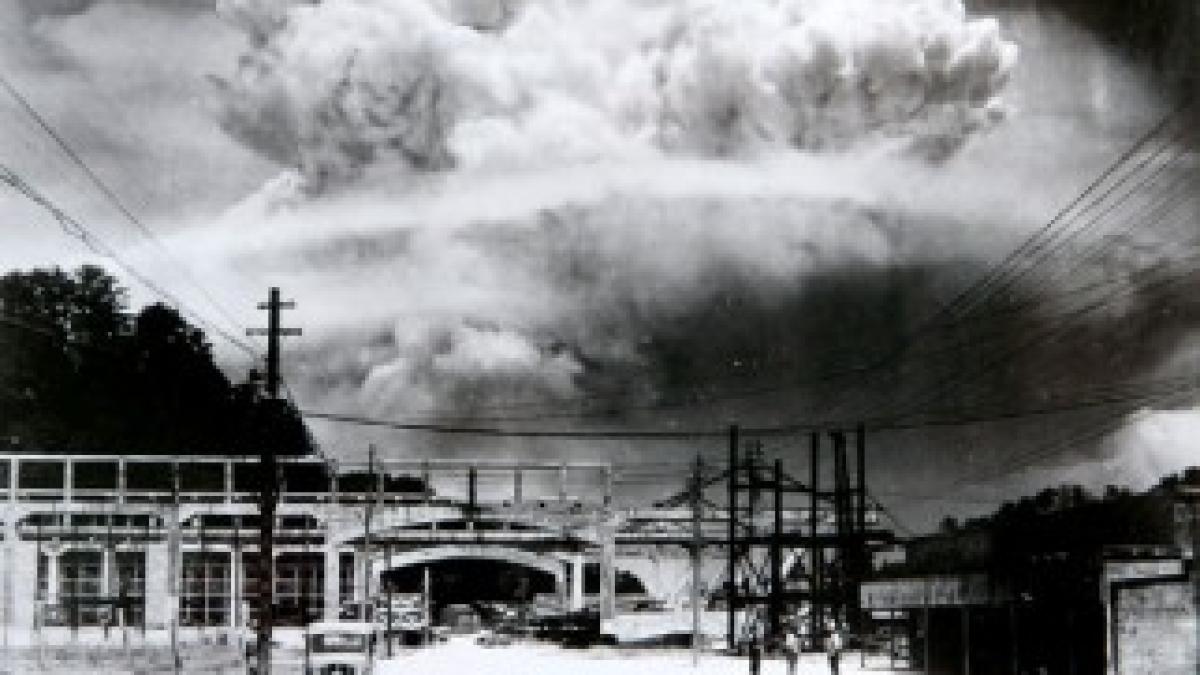 bomb-exploding-nagasaki