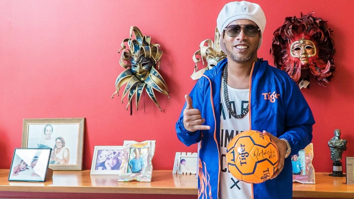 ronaldinho_fb_13425200