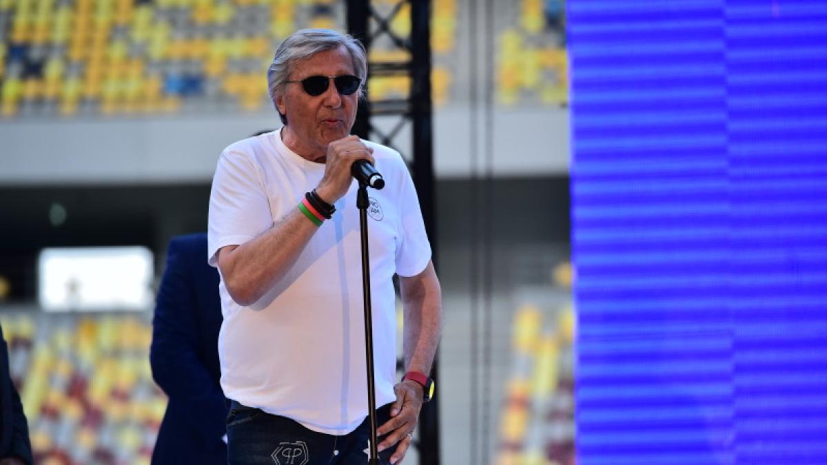 ilie-nastase-participa-la-ceremonia-in-cadrul-careia-jucatoarea-de-tenis-simona-halep--numarul-1-mondial-wta--prezinta-trofeul-cucerit-la-roland-garros_98156100