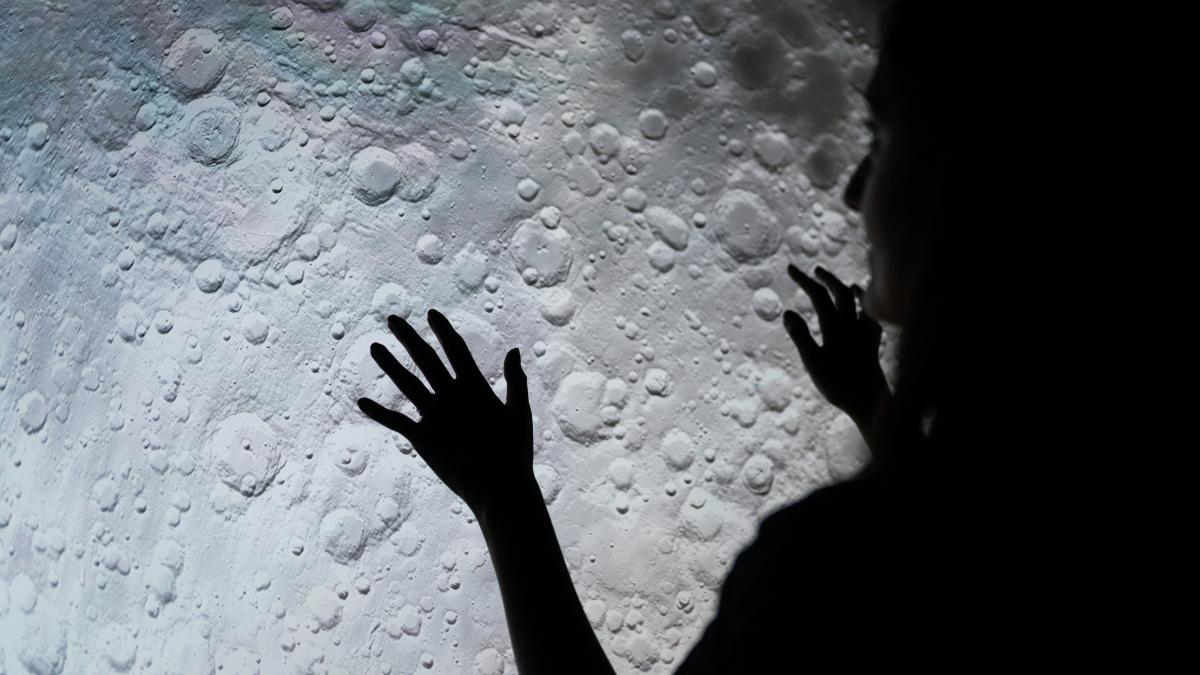 femeie-luna_43058400