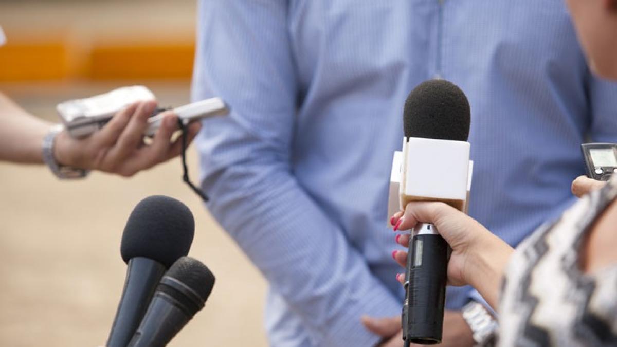 jurnalism_jurnalist_televiziune_microfon_conferinta_de_presa_interviu_shutterstock_84314000