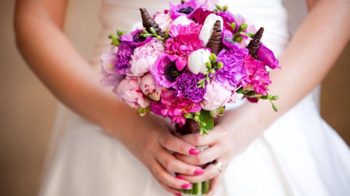 buchet_de_mireasa_roz_mov_asortat_cu_unghiile_miresei_11940500