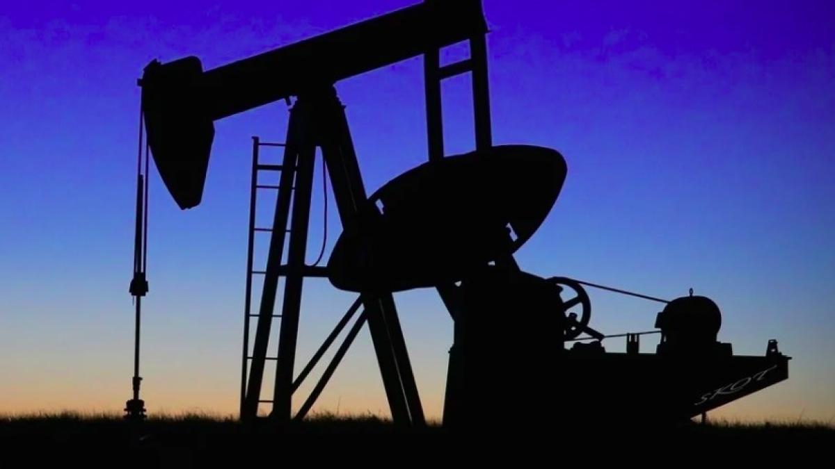 industrie_petrol_titei_aur_negru_ilustrativ_49526500