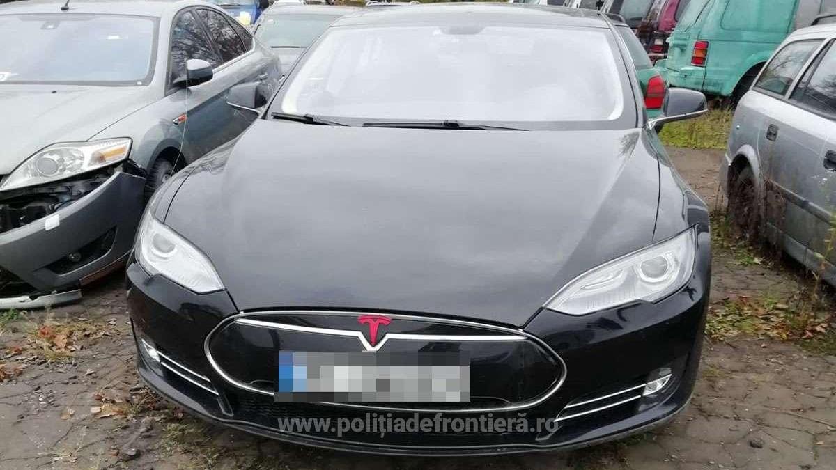 fe152bff-0701-4cf6-b25b-1dedb4386f0e_tesla_03986100