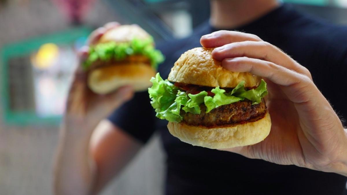 burgeri_ingrasat_dieta_gena_alk_81826900