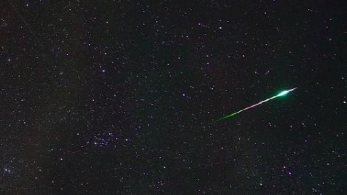 meteorit_flacari_cometa_ilustrativ_pxb_29412300