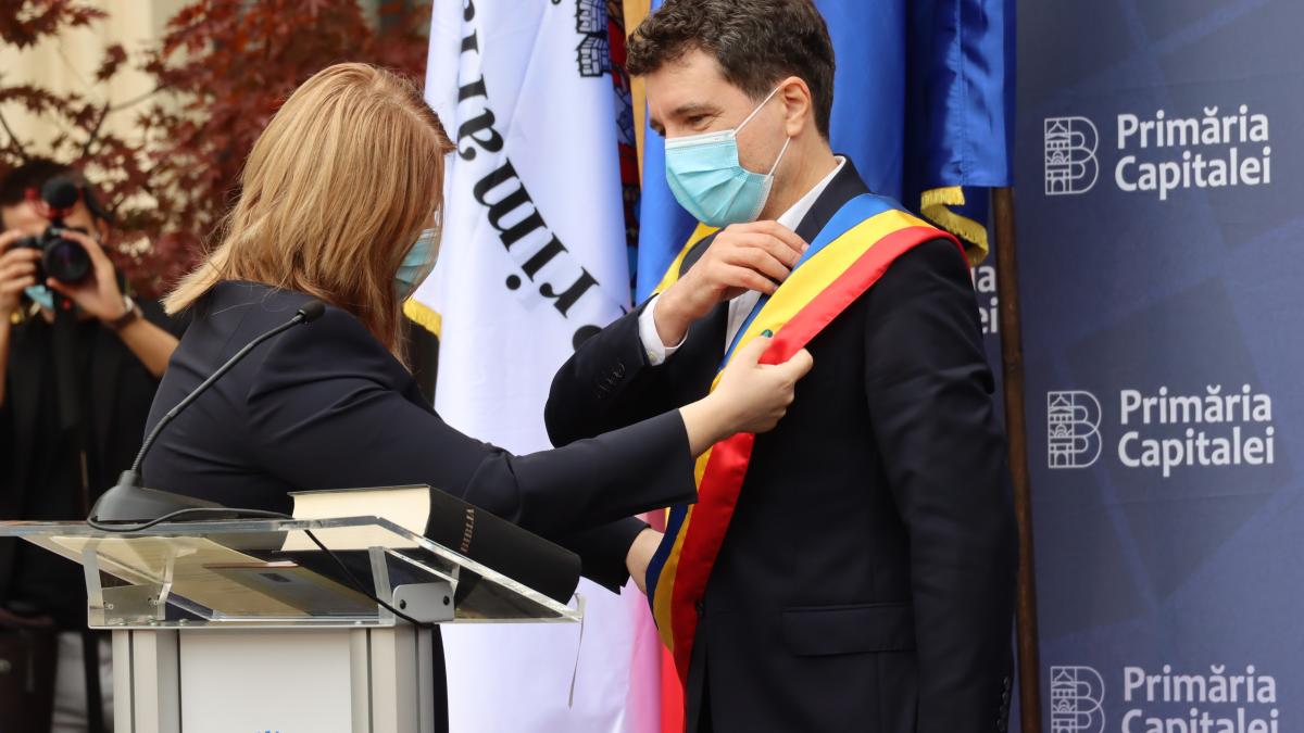 nicusor-dan-juramant2_89283700