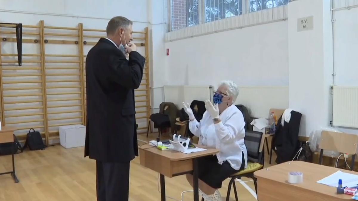 klaus-iohannis-masca-jos_76086600