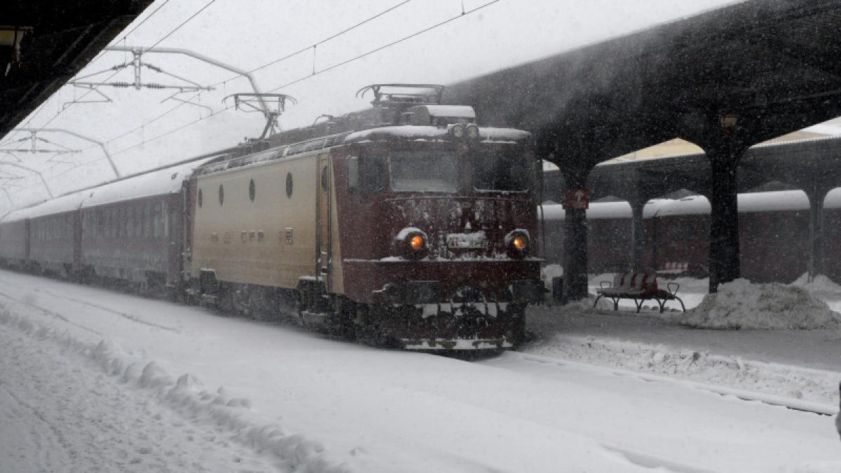 tren-inzapezit-iarna-trenuri-ninsoare_14731200