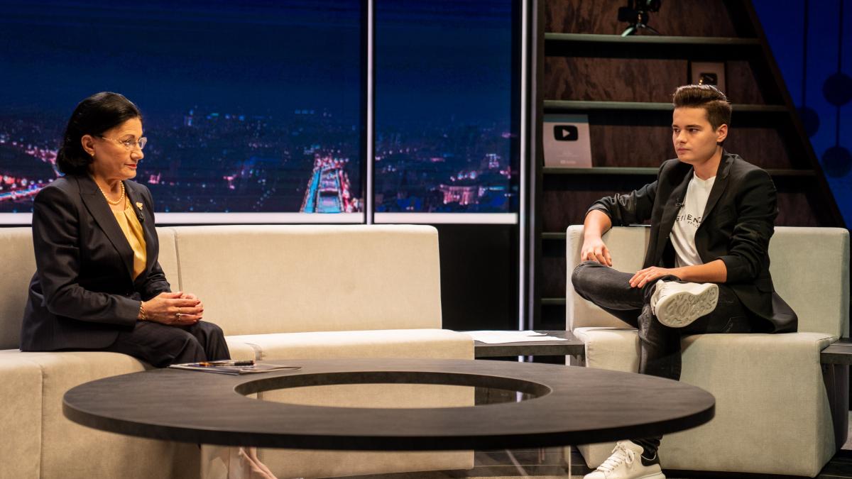 selly-cu-ecaterina-andronescu_71806300