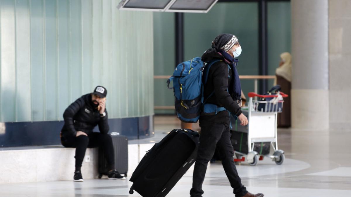 covid-coronavirus-_61671100