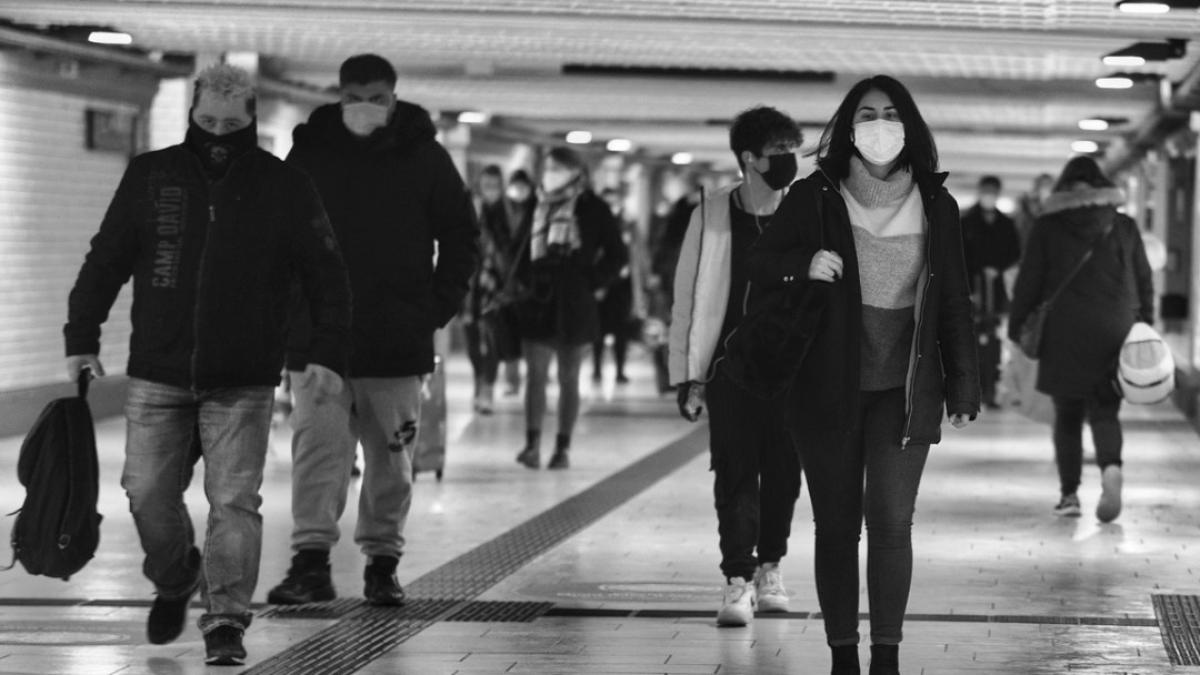 oameni_masca_multime_pixabay_08832300