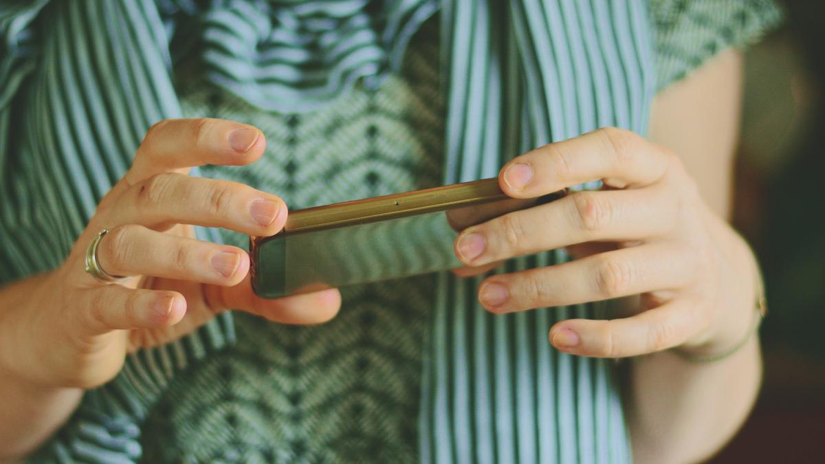 femeie-telefon_79455100