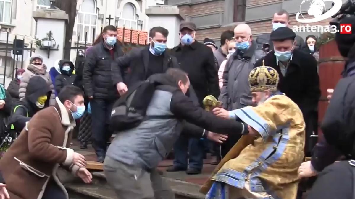 ips-teodosie-cade-sfintire-apa-boboteaza_67868100