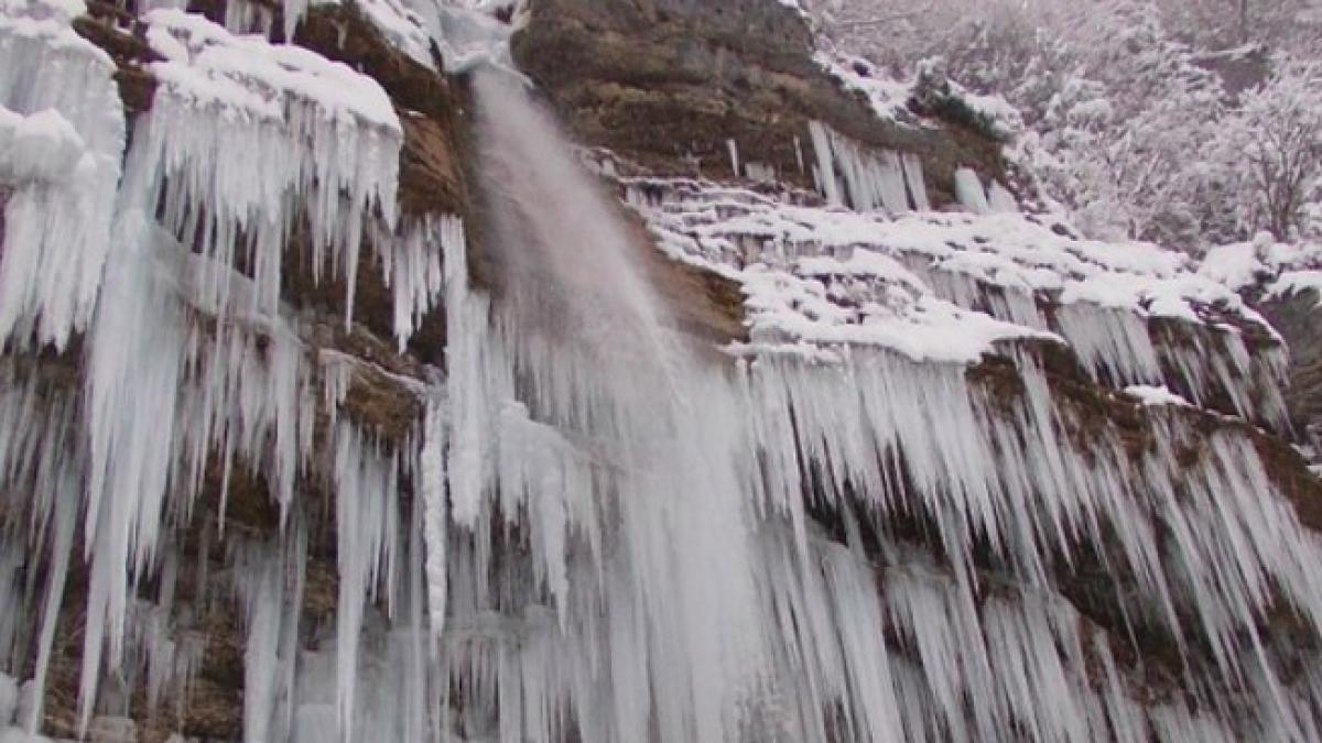 cascada_gheata_pxb_ilustrativ_16985900