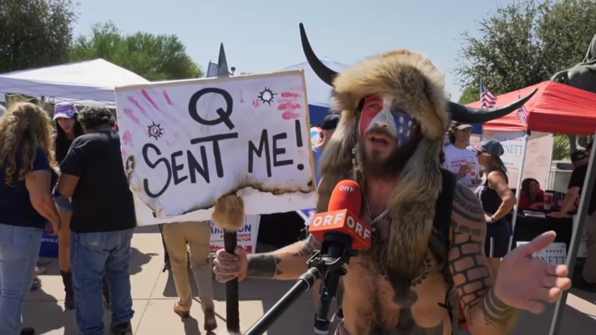 jake_angeli_saman_qanon_interviu_capitoliu_captura_video_76595600