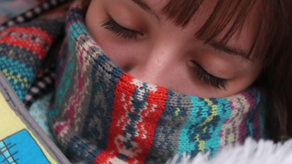 femeie_frig_iarna_foto_pexels_74908300