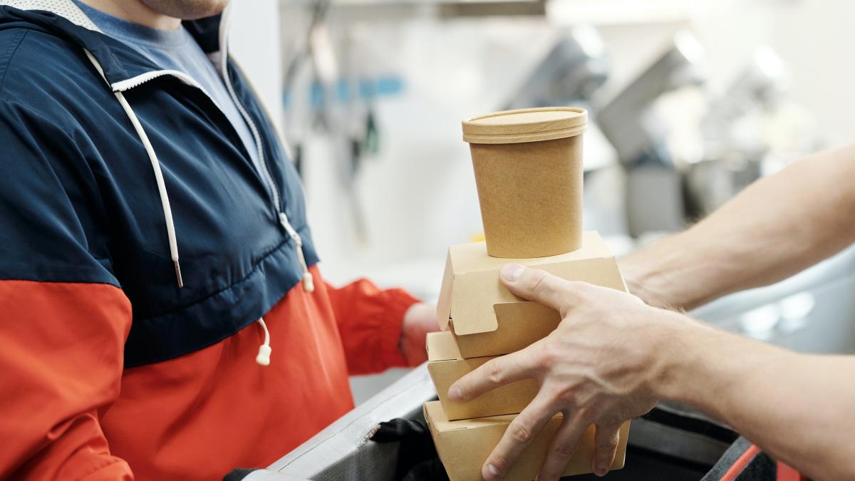 tanara_hartuita_curier_84294200