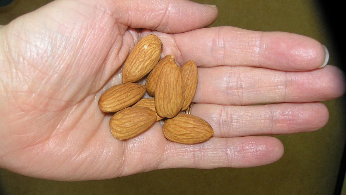 cum-cureti-coaja-migdalelor-truc_54437500