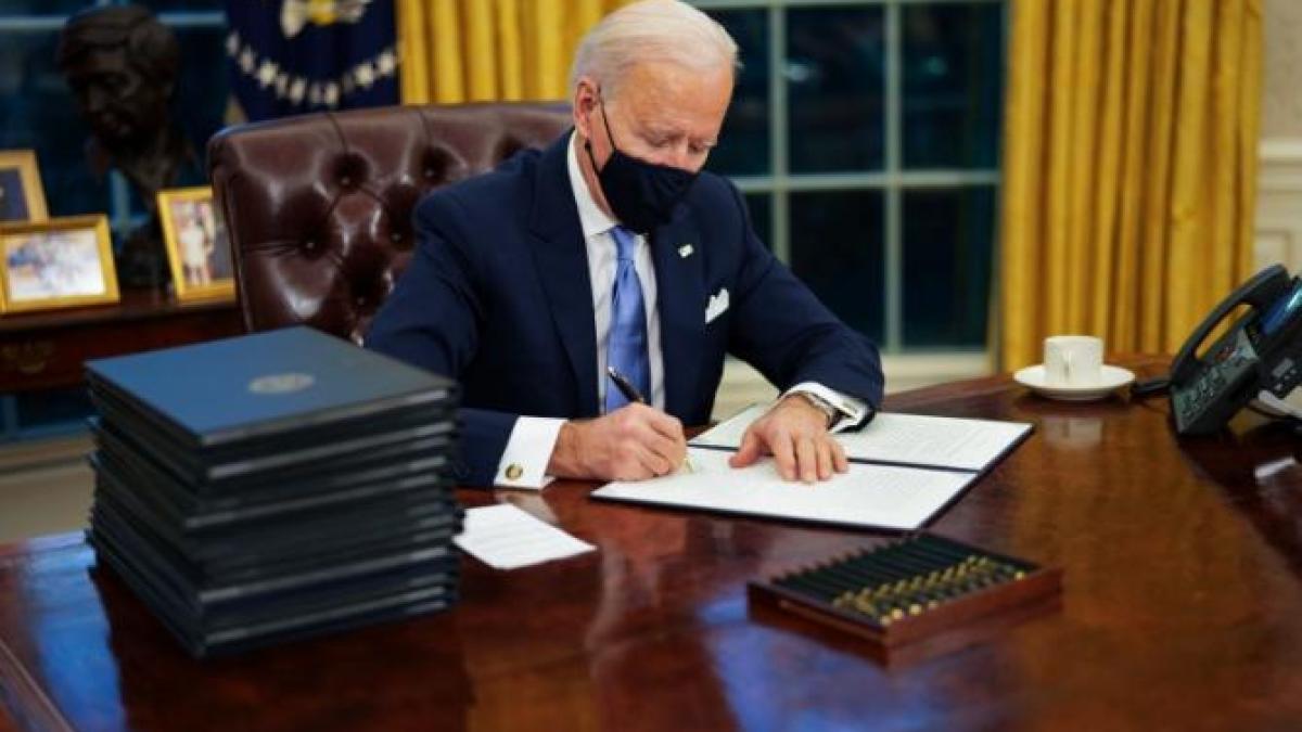 usa-joe-biden-presedinte-biroul-oval-casa-alba-semnare_20960800