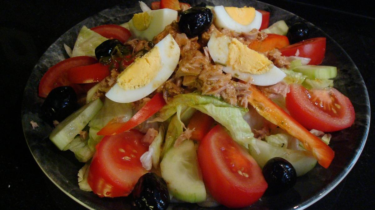 salata-de-ton-cu-ou-si-ceapa_13355800